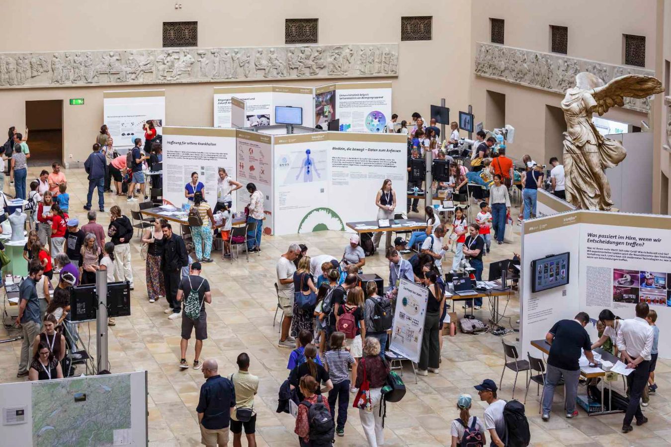 Grosses Interesse herrschte die ganzen zwei Tage über in der Ausstellung im Zentrum: Hier die Stände im Lichthof der Universität.